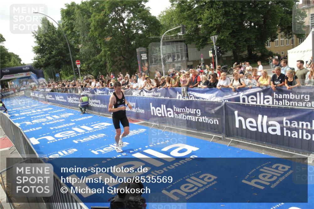 29.06.2025 - hella hamburg halbmarathon Michael Strokosch http://msf.ph/oto/8535569 29.06.2025 10:21:26 Ziel  meine-sportfotos.de