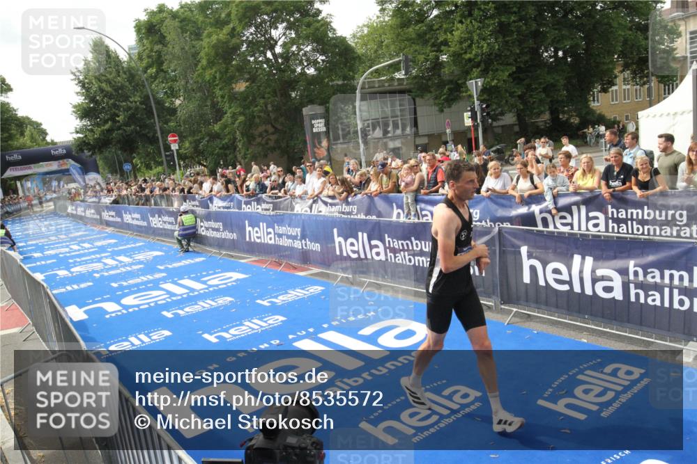 29.06.2025 - hella hamburg halbmarathon Michael Strokosch http://msf.ph/oto/8535572 29.06.2025 10:21:27 Ziel  meine-sportfotos.de