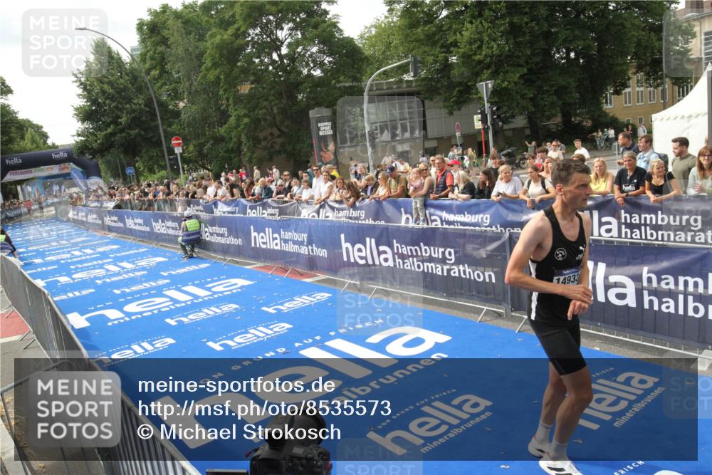 29.06.2025 - hella hamburg halbmarathon Michael Strokosch http://msf.ph/oto/8535573 29.06.2025 10:21:28 Ziel  meine-sportfotos.de