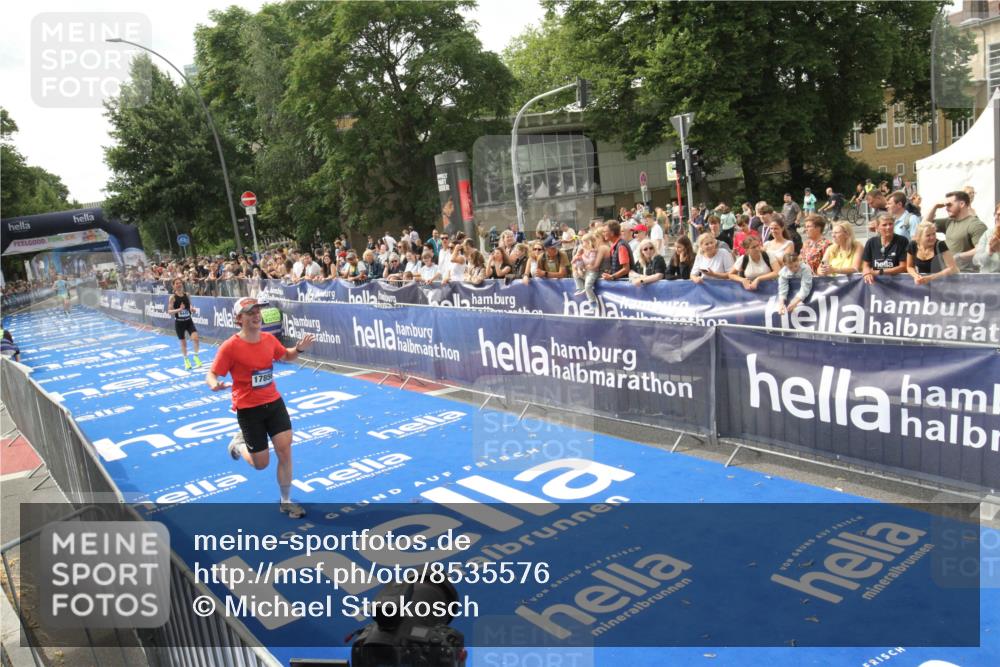 29.06.2025 - hella hamburg halbmarathon Michael Strokosch http://msf.ph/oto/8535576 29.06.2025 10:21:38 Ziel  meine-sportfotos.de