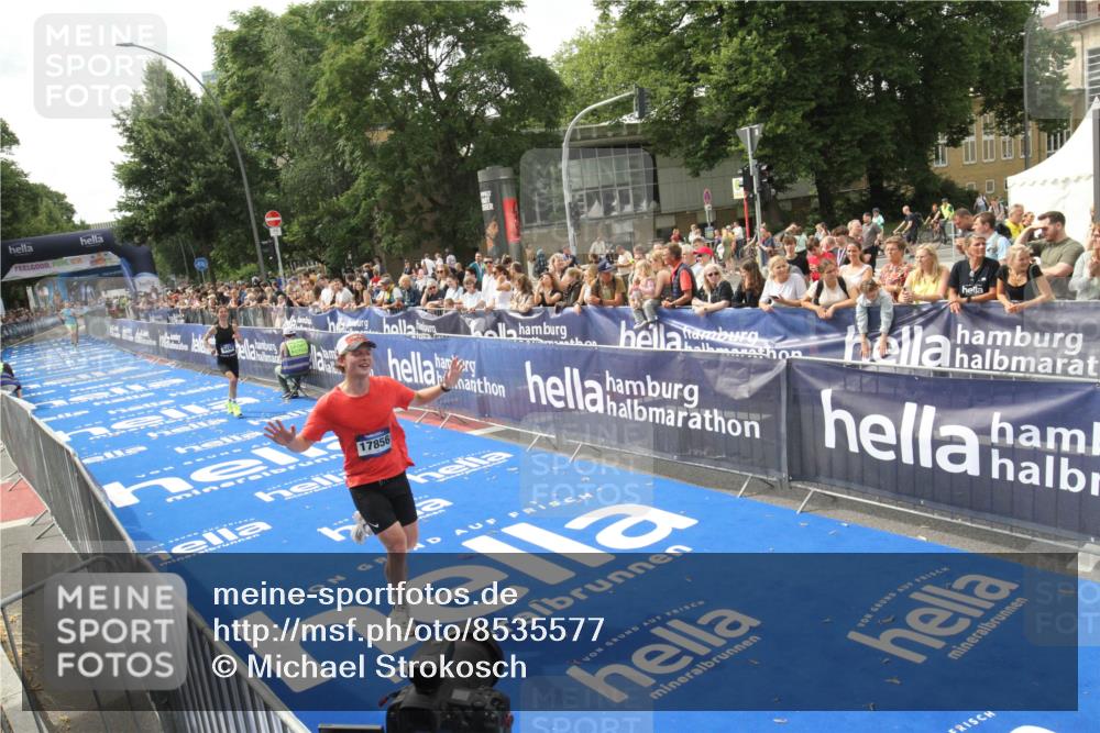 29.06.2025 - hella hamburg halbmarathon Michael Strokosch http://msf.ph/oto/8535577 29.06.2025 10:21:38 Ziel  meine-sportfotos.de