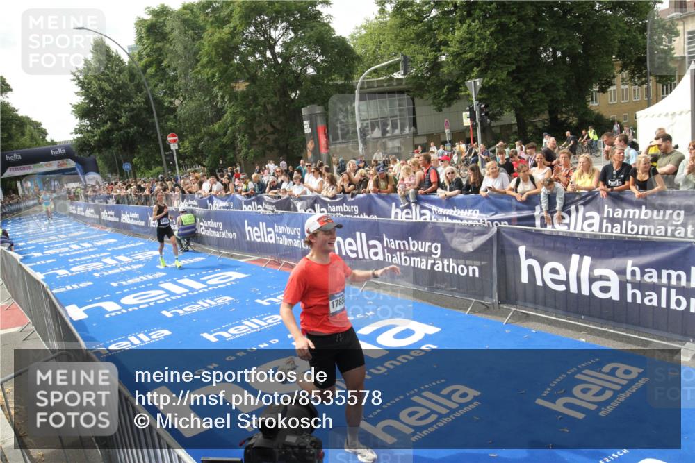 29.06.2025 - hella hamburg halbmarathon Michael Strokosch http://msf.ph/oto/8535578 29.06.2025 10:21:39 Ziel  meine-sportfotos.de
