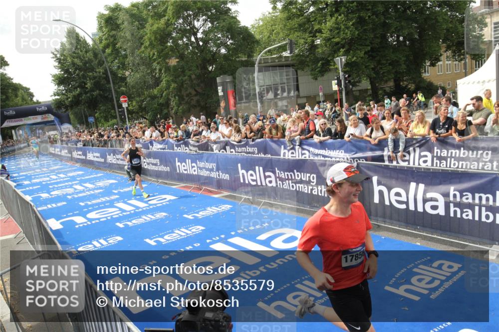 29.06.2025 - hella hamburg halbmarathon Michael Strokosch http://msf.ph/oto/8535579 29.06.2025 10:21:39 Ziel  meine-sportfotos.de