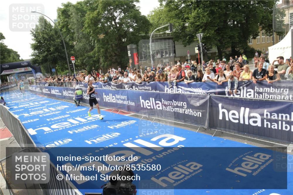 29.06.2025 - hella hamburg halbmarathon Michael Strokosch http://msf.ph/oto/8535580 29.06.2025 10:21:39 Ziel  meine-sportfotos.de