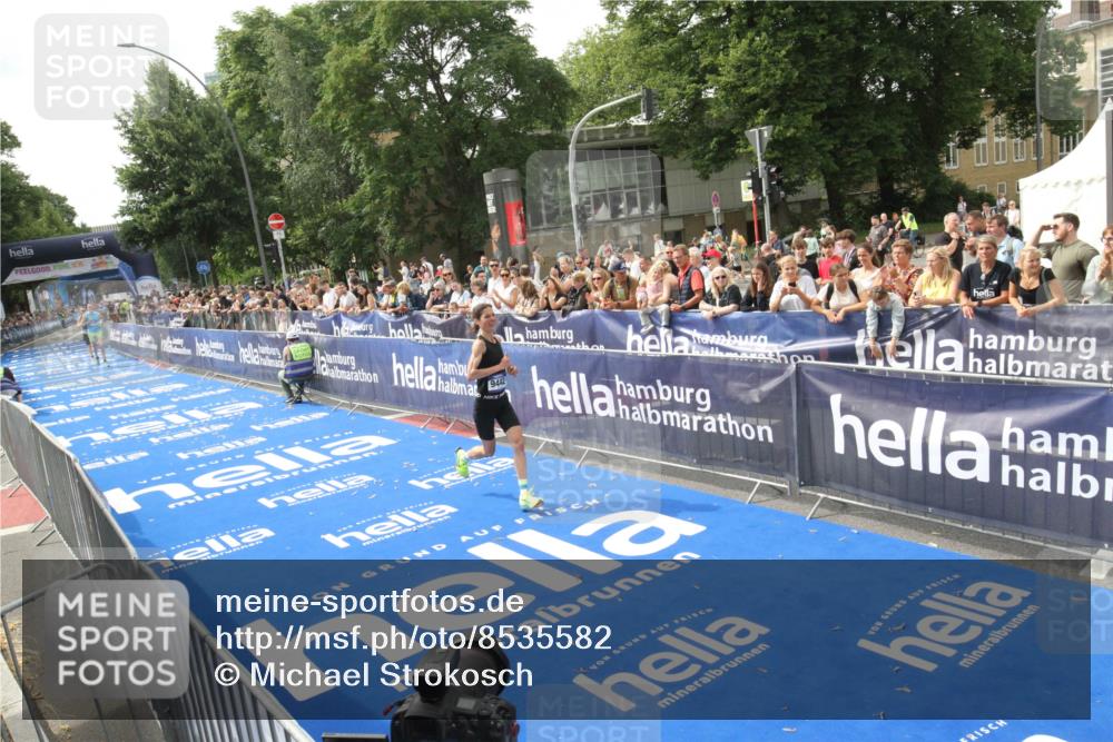 29.06.2025 - hella hamburg halbmarathon Michael Strokosch http://msf.ph/oto/8535582 29.06.2025 10:21:40 Ziel  meine-sportfotos.de