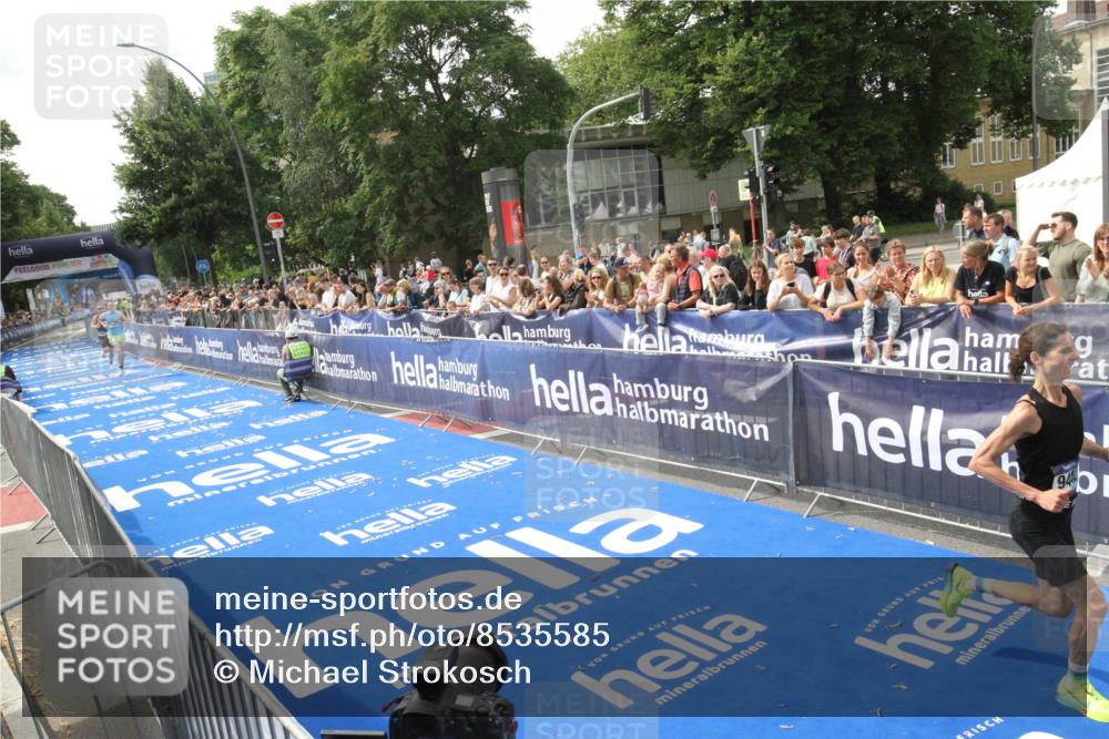 29.06.2025 - hella hamburg halbmarathon Michael Strokosch http://msf.ph/oto/8535585 29.06.2025 10:21:41 Ziel  meine-sportfotos.de