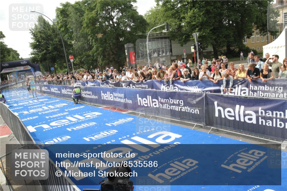 29.06.2025 - hella hamburg halbmarathon Michael Strokosch http://msf.ph/oto/8535586 29.06.2025 10:21:41 Ziel  meine-sportfotos.de