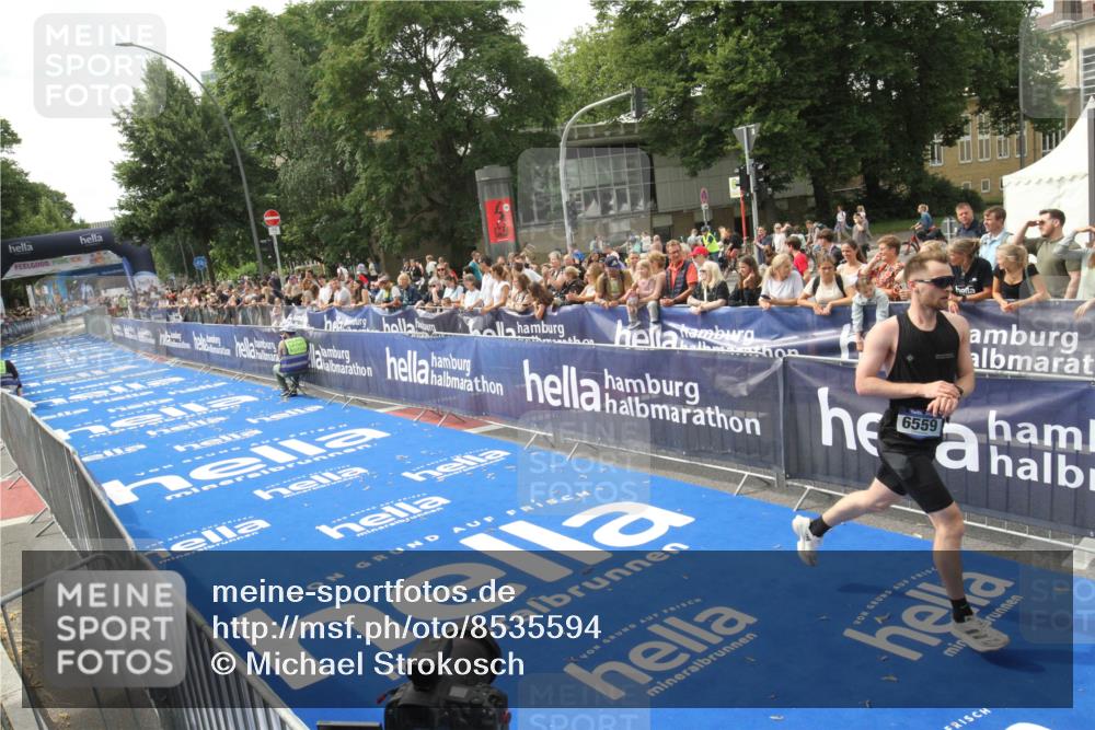 29.06.2025 - hella hamburg halbmarathon Michael Strokosch http://msf.ph/oto/8535594 29.06.2025 10:21:46 Ziel  meine-sportfotos.de
