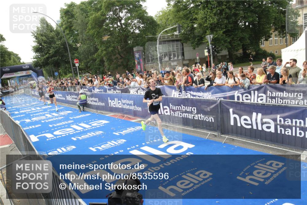 29.06.2025 - hella hamburg halbmarathon Michael Strokosch http://msf.ph/oto/8535596 29.06.2025 10:22:06 Ziel  meine-sportfotos.de