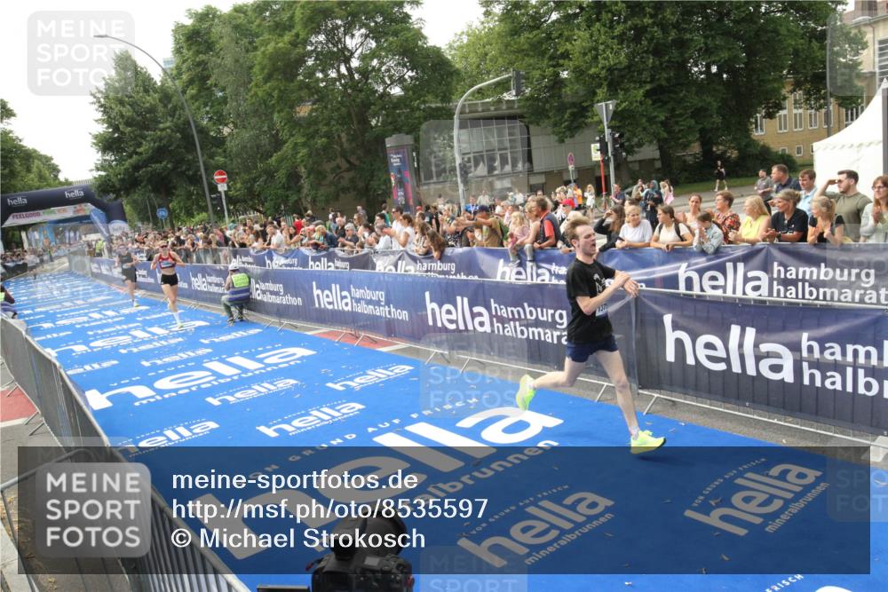 29.06.2025 - hella hamburg halbmarathon Michael Strokosch http://msf.ph/oto/8535597 29.06.2025 10:22:06 Ziel  meine-sportfotos.de