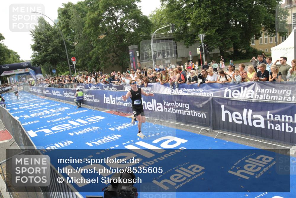 29.06.2025 - hella hamburg halbmarathon Michael Strokosch http://msf.ph/oto/8535605 29.06.2025 10:22:10 Ziel  meine-sportfotos.de