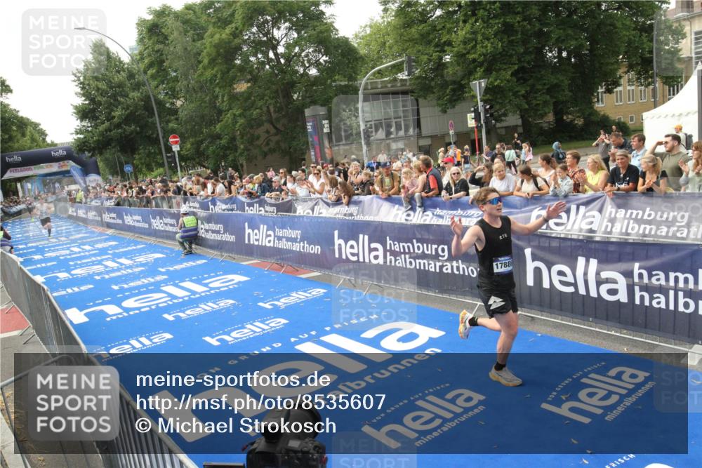 29.06.2025 - hella hamburg halbmarathon Michael Strokosch http://msf.ph/oto/8535607 29.06.2025 10:22:10 Ziel  meine-sportfotos.de