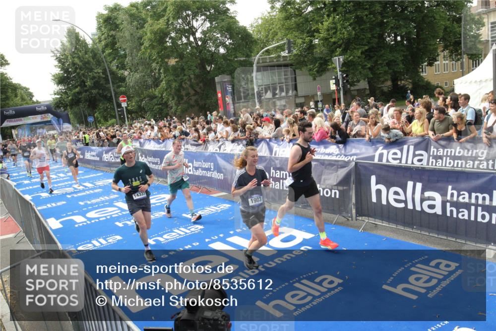 29.06.2025 - hella hamburg halbmarathon Michael Strokosch http://msf.ph/oto/8535612 29.06.2025 10:42:22 Ziel  meine-sportfotos.de