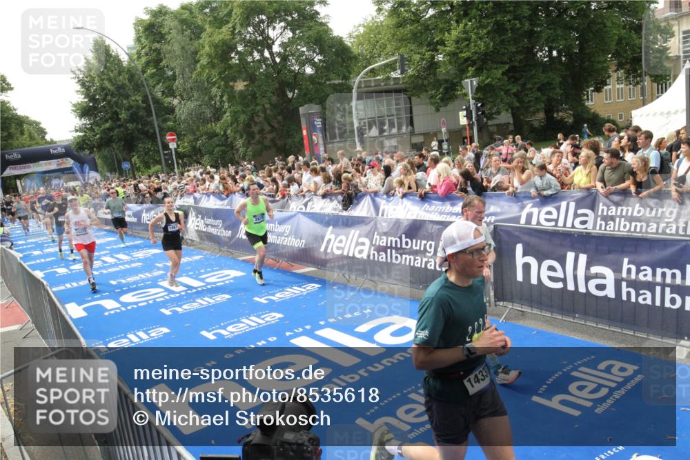 29.06.2025 - hella hamburg halbmarathon Michael Strokosch http://msf.ph/oto/8535618 29.06.2025 10:42:23 Ziel  meine-sportfotos.de
