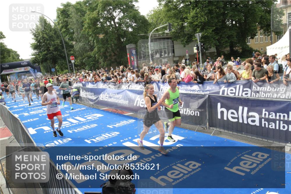 29.06.2025 - hella hamburg halbmarathon Michael Strokosch http://msf.ph/oto/8535621 29.06.2025 10:42:24 Ziel  meine-sportfotos.de