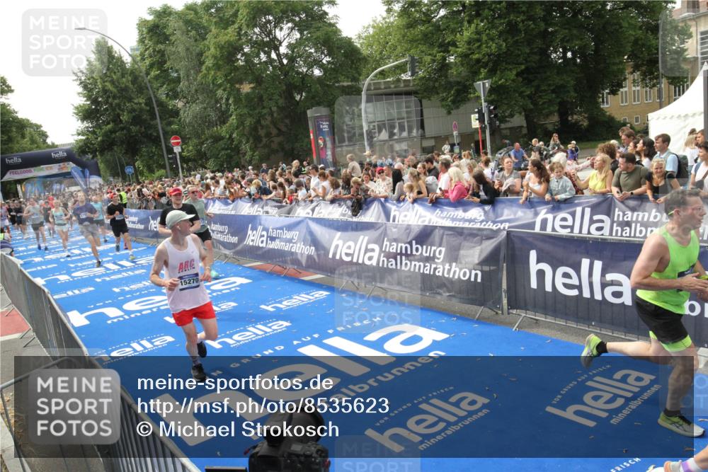 29.06.2025 - hella hamburg halbmarathon Michael Strokosch http://msf.ph/oto/8535623 29.06.2025 10:42:25 Ziel  meine-sportfotos.de