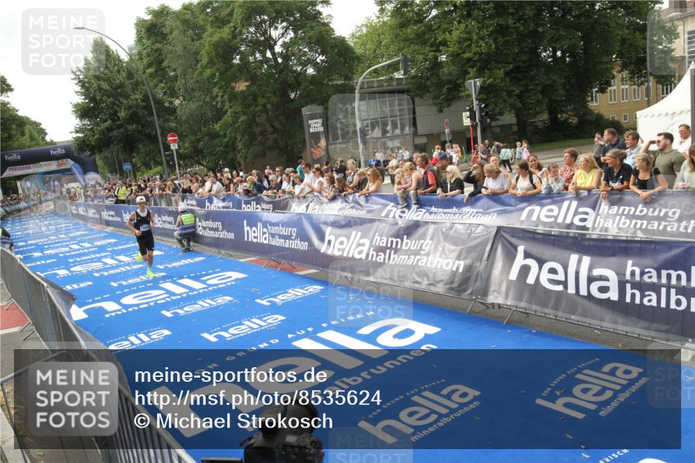 29.06.2025 - hella hamburg halbmarathon Michael Strokosch http://msf.ph/oto/8535624 29.06.2025 10:22:18 Ziel  meine-sportfotos.de