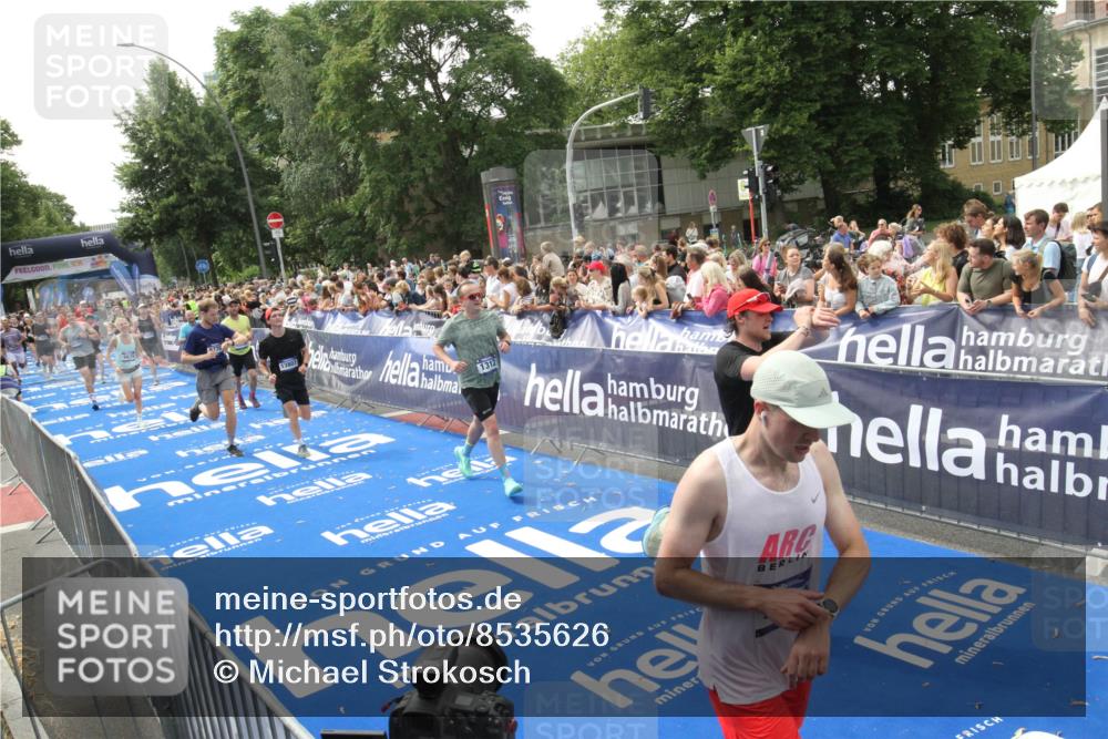 29.06.2025 - hella hamburg halbmarathon Michael Strokosch http://msf.ph/oto/8535626 29.06.2025 10:42:26 Ziel  meine-sportfotos.de