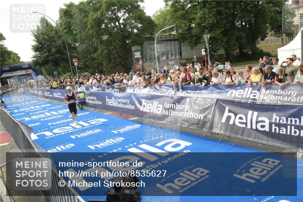 29.06.2025 - hella hamburg halbmarathon Michael Strokosch http://msf.ph/oto/8535627 29.06.2025 10:22:18 Ziel  meine-sportfotos.de