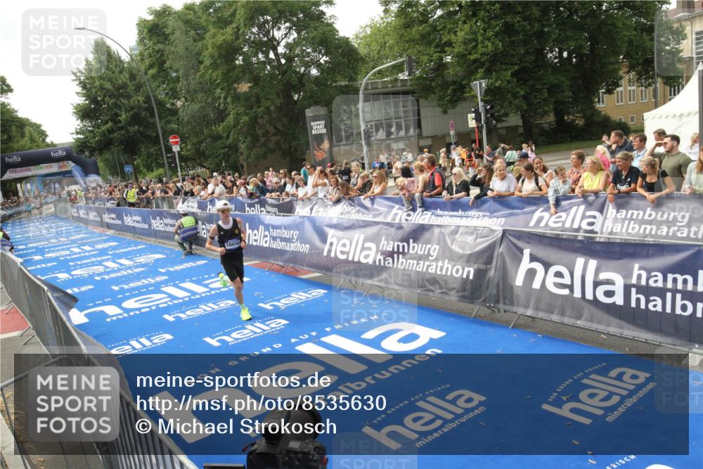 29.06.2025 - hella hamburg halbmarathon Michael Strokosch http://msf.ph/oto/8535630 29.06.2025 10:22:19 Ziel  meine-sportfotos.de