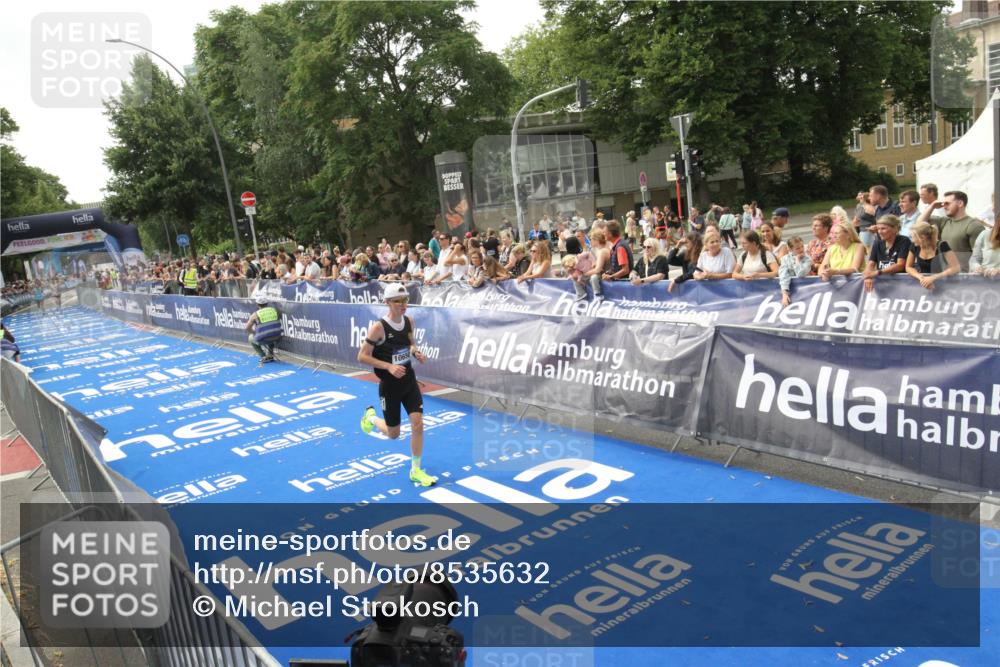 29.06.2025 - hella hamburg halbmarathon Michael Strokosch http://msf.ph/oto/8535632 29.06.2025 10:22:19 Ziel  meine-sportfotos.de