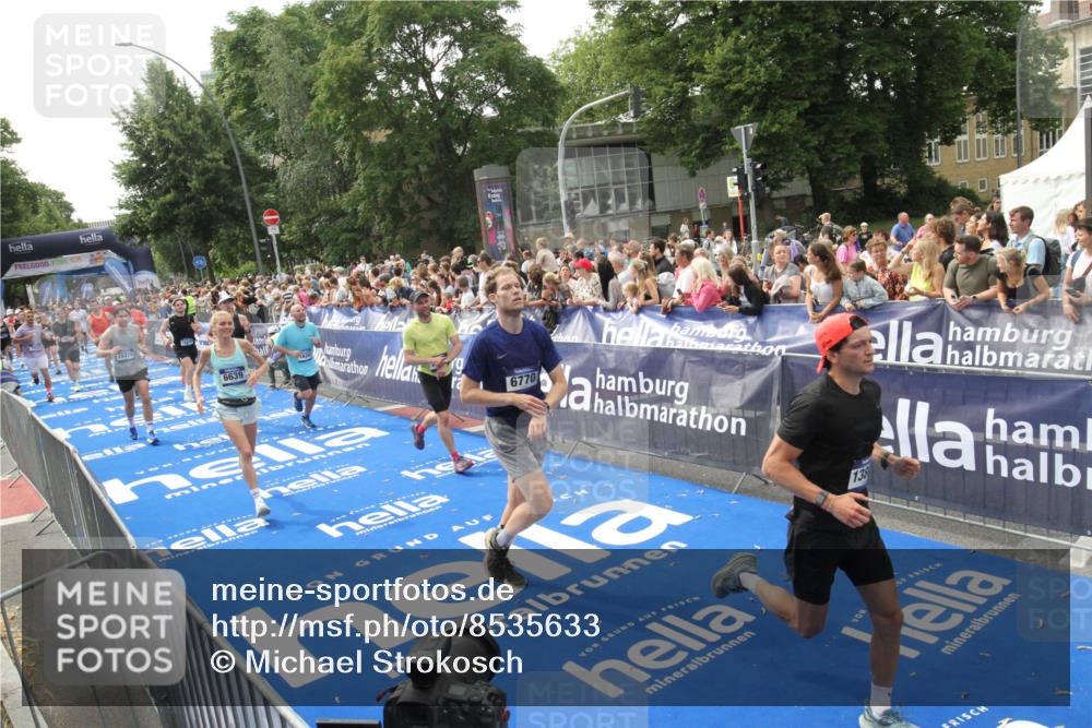 29.06.2025 - hella hamburg halbmarathon Michael Strokosch http://msf.ph/oto/8535633 29.06.2025 10:42:28 Ziel  meine-sportfotos.de