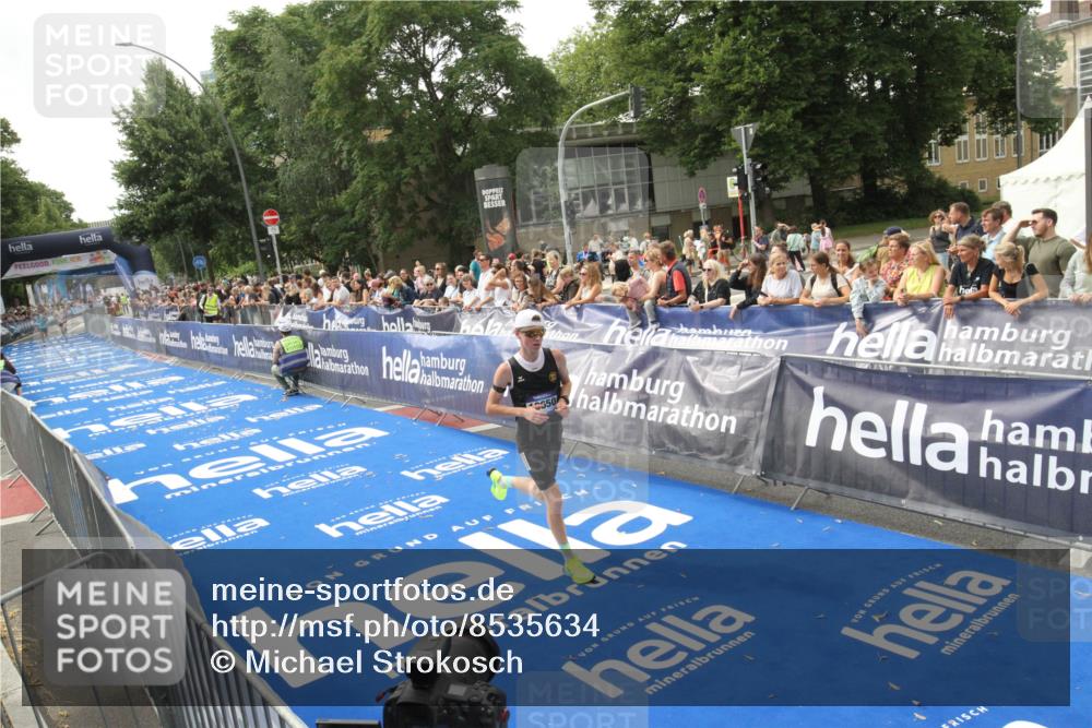 29.06.2025 - hella hamburg halbmarathon Michael Strokosch http://msf.ph/oto/8535634 29.06.2025 10:22:20 Ziel  meine-sportfotos.de