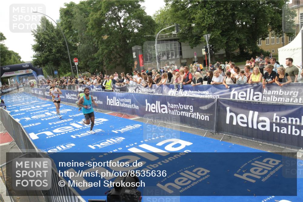29.06.2025 - hella hamburg halbmarathon Michael Strokosch http://msf.ph/oto/8535636 29.06.2025 10:22:28 Ziel  meine-sportfotos.de