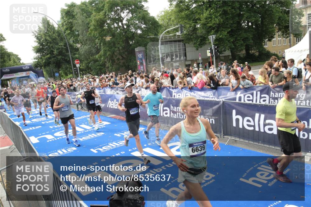 29.06.2025 - hella hamburg halbmarathon Michael Strokosch http://msf.ph/oto/8535637 29.06.2025 10:42:29 Ziel  meine-sportfotos.de