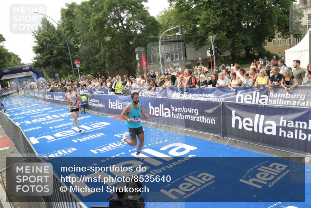 29.06.2025 - hella hamburg halbmarathon Michael Strokosch http://msf.ph/oto/8535640 29.06.2025 10:22:29 Ziel  meine-sportfotos.de
