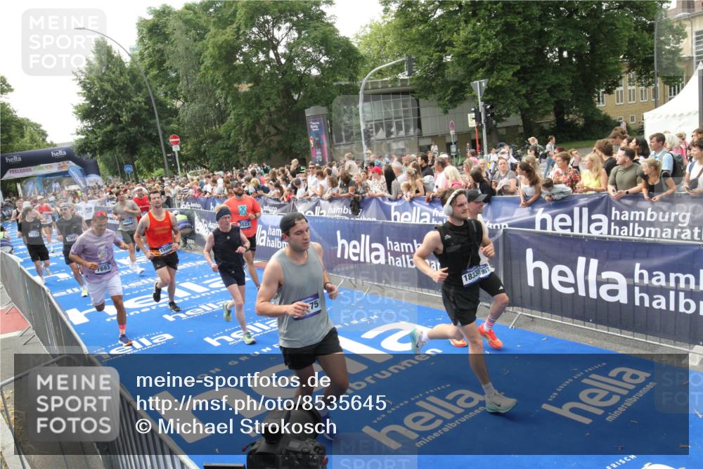 29.06.2025 - hella hamburg halbmarathon Michael Strokosch http://msf.ph/oto/8535645 29.06.2025 10:42:31 Ziel  meine-sportfotos.de
