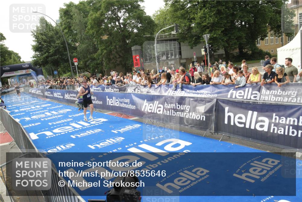 29.06.2025 - hella hamburg halbmarathon Michael Strokosch http://msf.ph/oto/8535646 29.06.2025 10:22:39 Ziel  meine-sportfotos.de