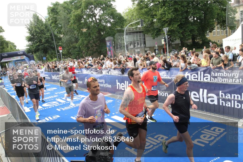 29.06.2025 - hella hamburg halbmarathon Michael Strokosch http://msf.ph/oto/8535649 29.06.2025 10:42:32 Ziel  meine-sportfotos.de