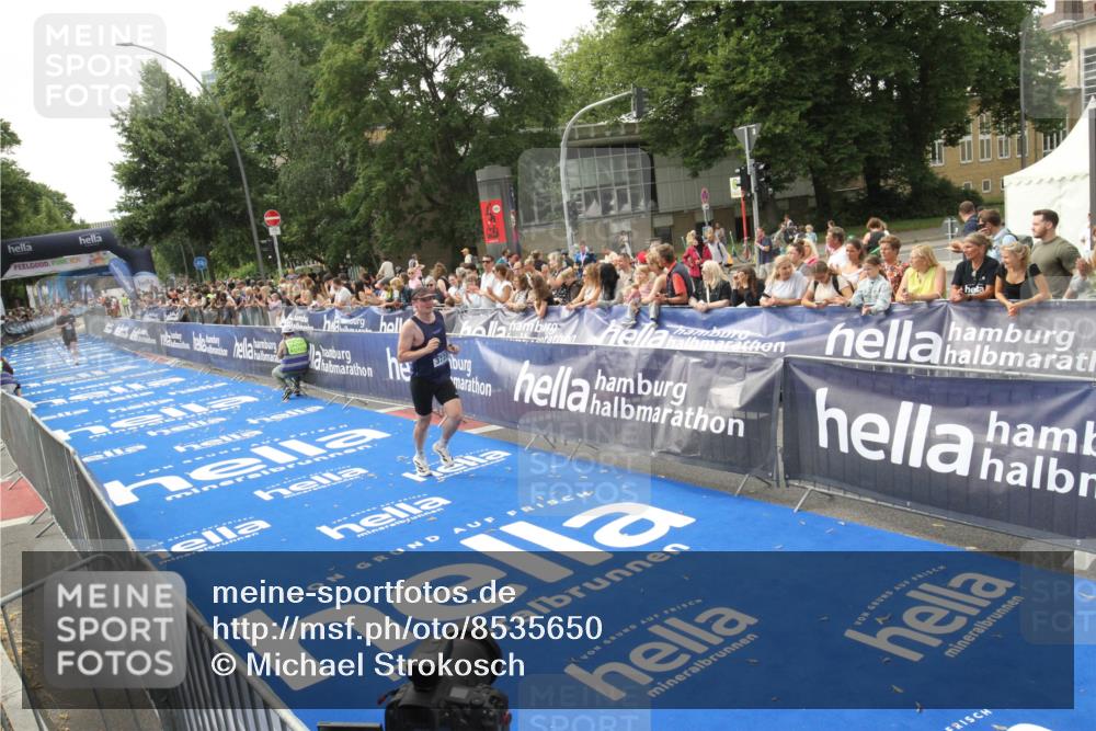 29.06.2025 - hella hamburg halbmarathon Michael Strokosch http://msf.ph/oto/8535650 29.06.2025 10:22:40 Ziel  meine-sportfotos.de