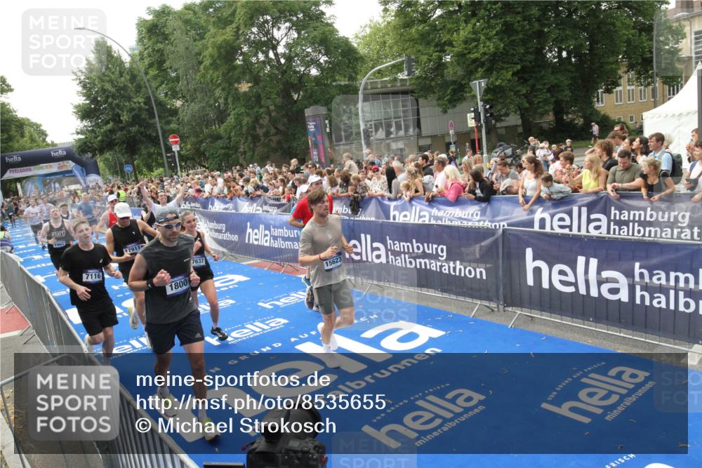 29.06.2025 - hella hamburg halbmarathon Michael Strokosch http://msf.ph/oto/8535655 29.06.2025 10:42:33 Ziel  meine-sportfotos.de