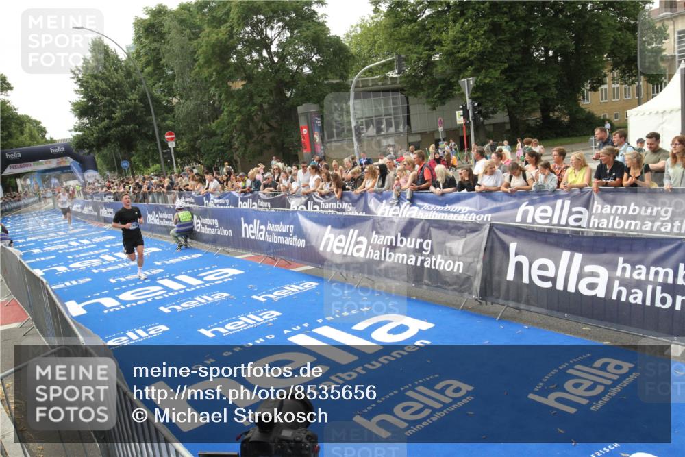 29.06.2025 - hella hamburg halbmarathon Michael Strokosch http://msf.ph/oto/8535656 29.06.2025 10:22:44 Ziel  meine-sportfotos.de