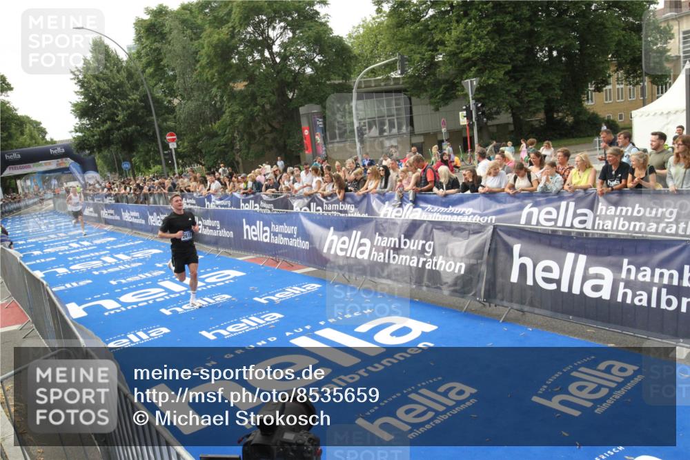 29.06.2025 - hella hamburg halbmarathon Michael Strokosch http://msf.ph/oto/8535659 29.06.2025 10:22:45 Ziel  meine-sportfotos.de