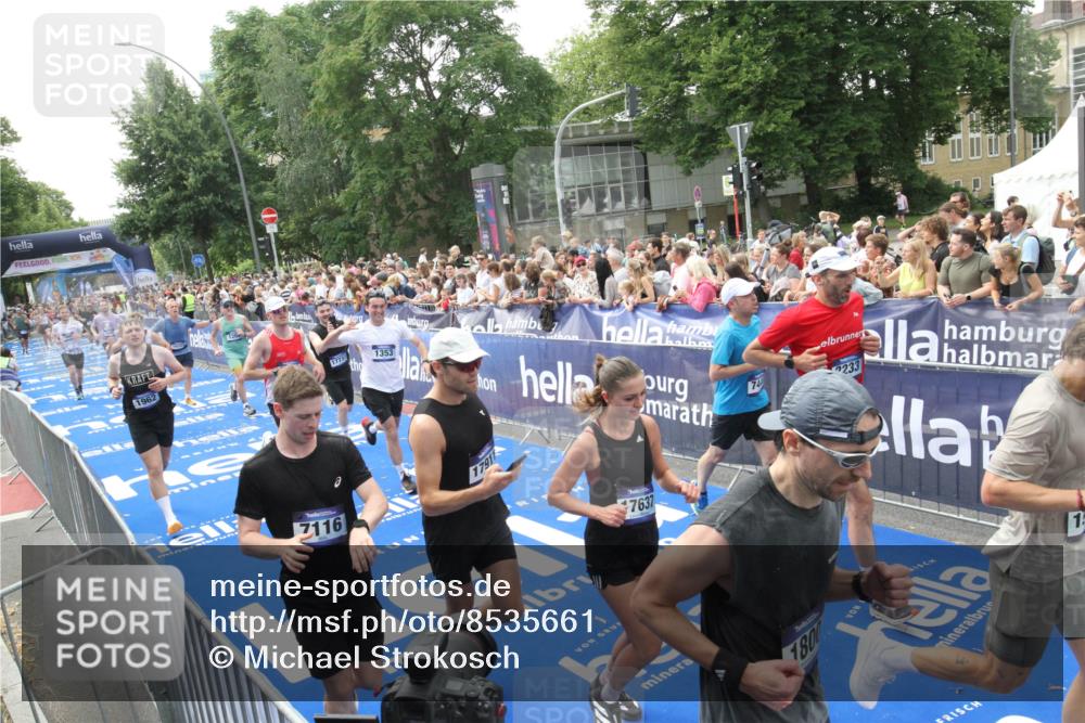 29.06.2025 - hella hamburg halbmarathon Michael Strokosch http://msf.ph/oto/8535661 29.06.2025 10:42:34 Ziel  meine-sportfotos.de