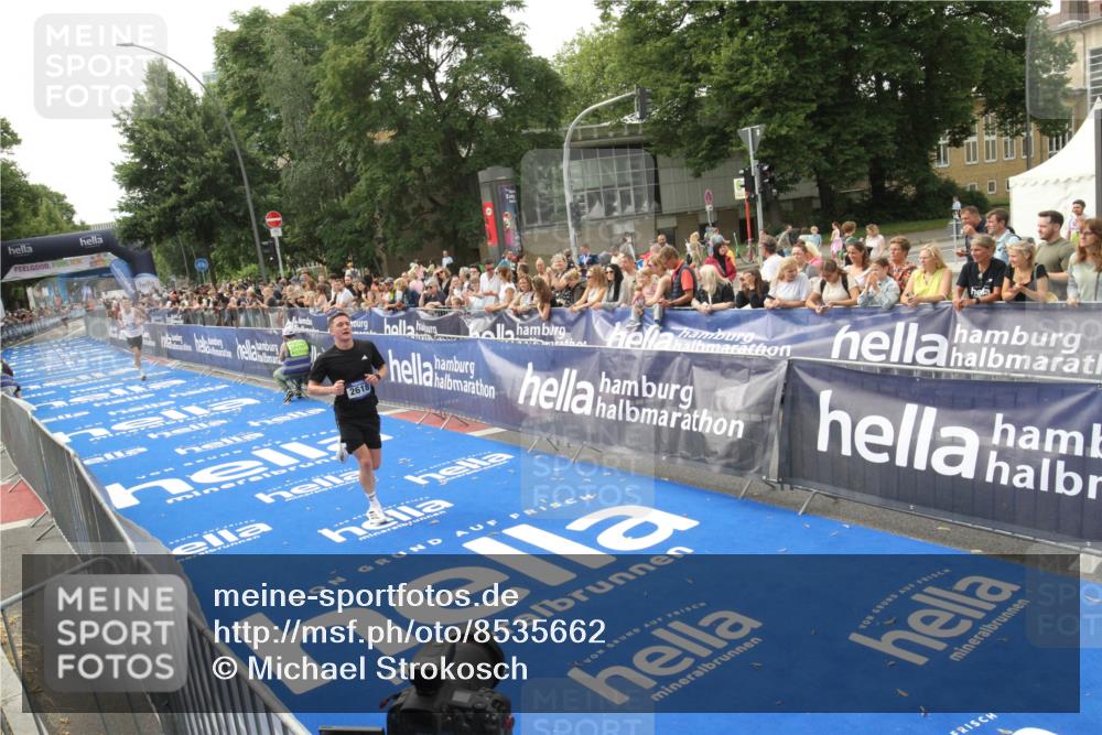 29.06.2025 - hella hamburg halbmarathon Michael Strokosch http://msf.ph/oto/8535662 29.06.2025 10:22:45 Ziel  meine-sportfotos.de