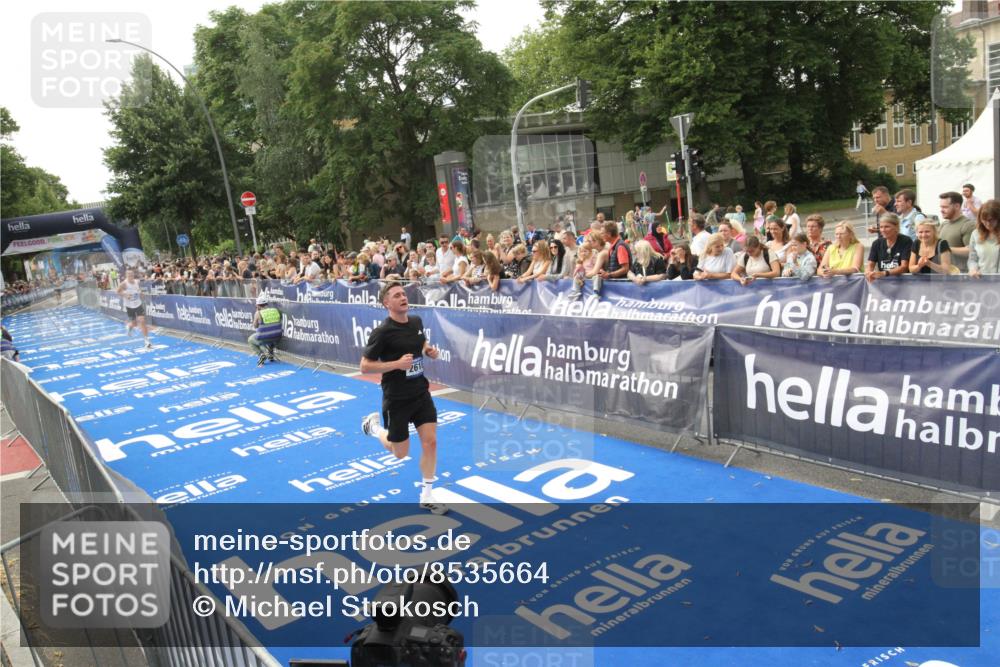 29.06.2025 - hella hamburg halbmarathon Michael Strokosch http://msf.ph/oto/8535664 29.06.2025 10:22:45 Ziel  meine-sportfotos.de