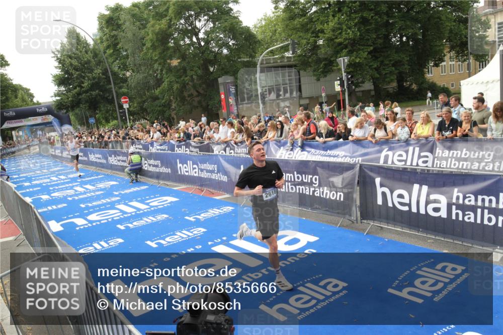 29.06.2025 - hella hamburg halbmarathon Michael Strokosch http://msf.ph/oto/8535666 29.06.2025 10:22:46 Ziel  meine-sportfotos.de
