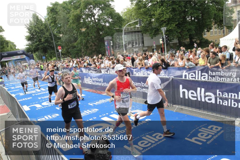 29.06.2025 - hella hamburg halbmarathon Michael Strokosch http://msf.ph/oto/8535667 29.06.2025 10:42:35 Ziel  meine-sportfotos.de