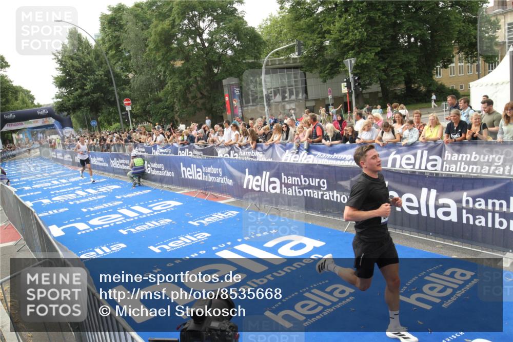 29.06.2025 - hella hamburg halbmarathon Michael Strokosch http://msf.ph/oto/8535668 29.06.2025 10:22:46 Ziel  meine-sportfotos.de