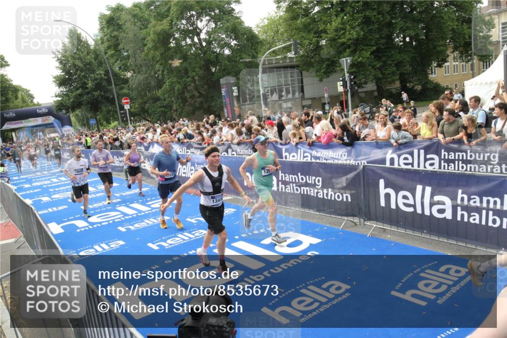 29.06.2025 - hella hamburg halbmarathon Michael Strokosch http://msf.ph/oto/8535673 29.06.2025 10:42:36 Ziel  meine-sportfotos.de