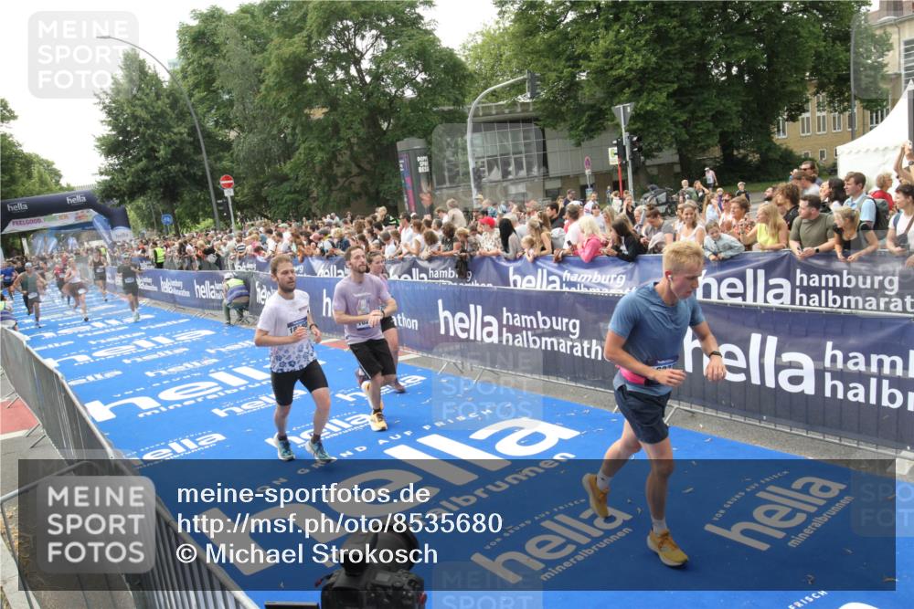 29.06.2025 - hella hamburg halbmarathon Michael Strokosch http://msf.ph/oto/8535680 29.06.2025 10:42:37 Ziel  meine-sportfotos.de