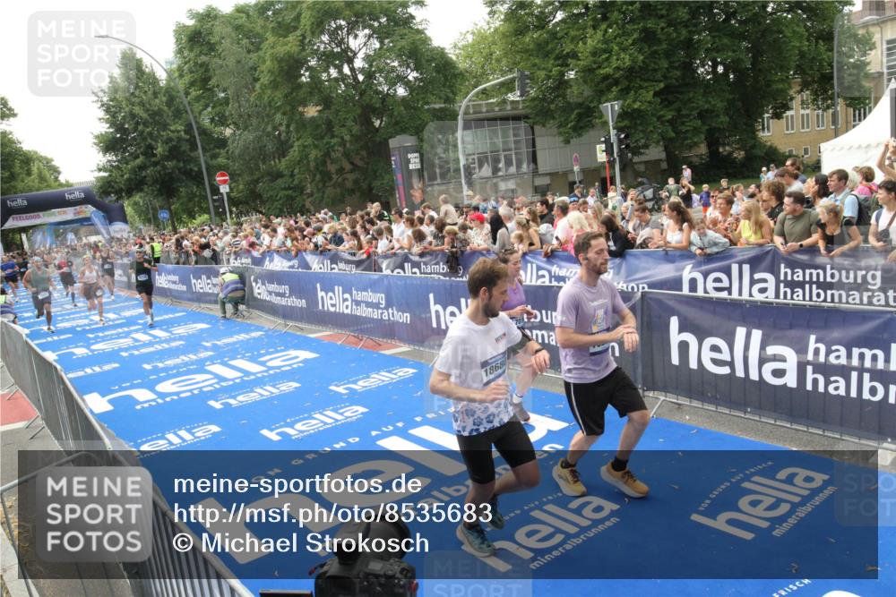 29.06.2025 - hella hamburg halbmarathon Michael Strokosch http://msf.ph/oto/8535683 29.06.2025 10:42:38 Ziel  meine-sportfotos.de