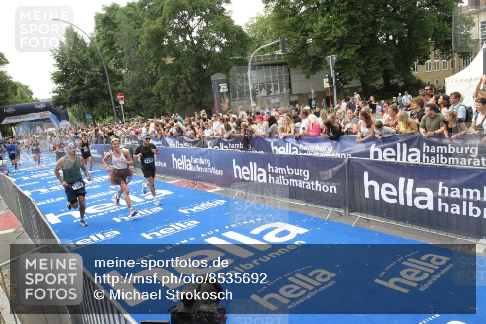 29.06.2025 - hella hamburg halbmarathon Michael Strokosch http://msf.ph/oto/8535692 29.06.2025 10:42:40 Ziel  meine-sportfotos.de
