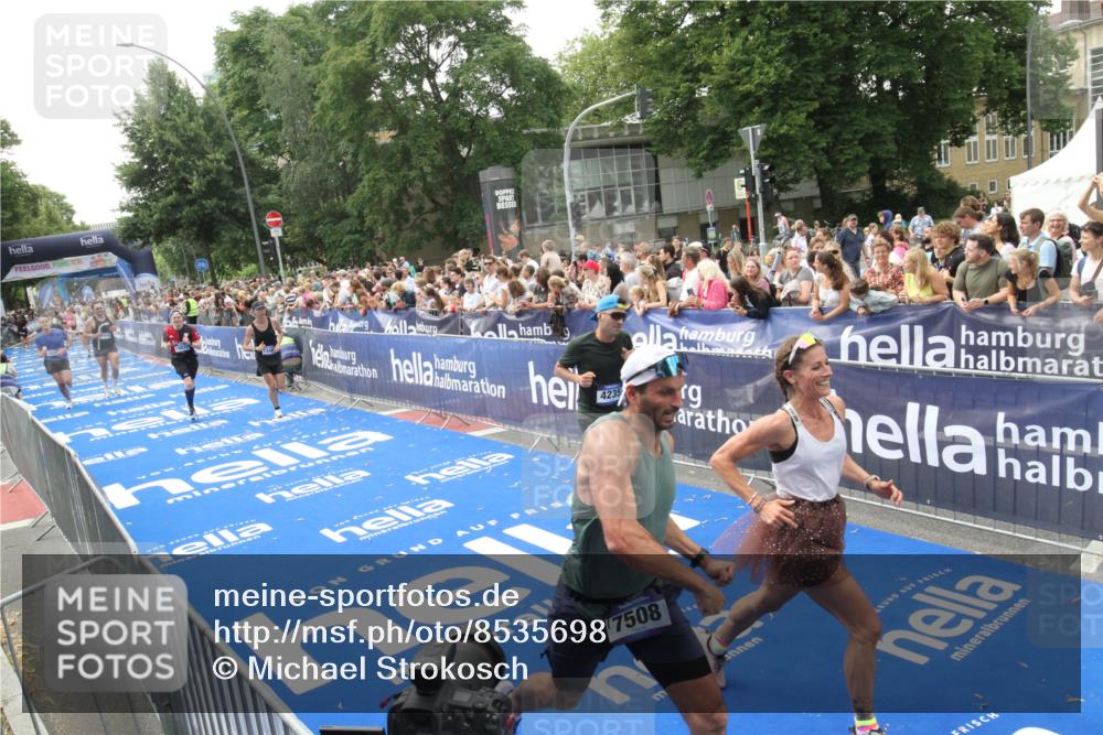 29.06.2025 - hella hamburg halbmarathon Michael Strokosch http://msf.ph/oto/8535698 29.06.2025 10:42:41 Ziel  meine-sportfotos.de