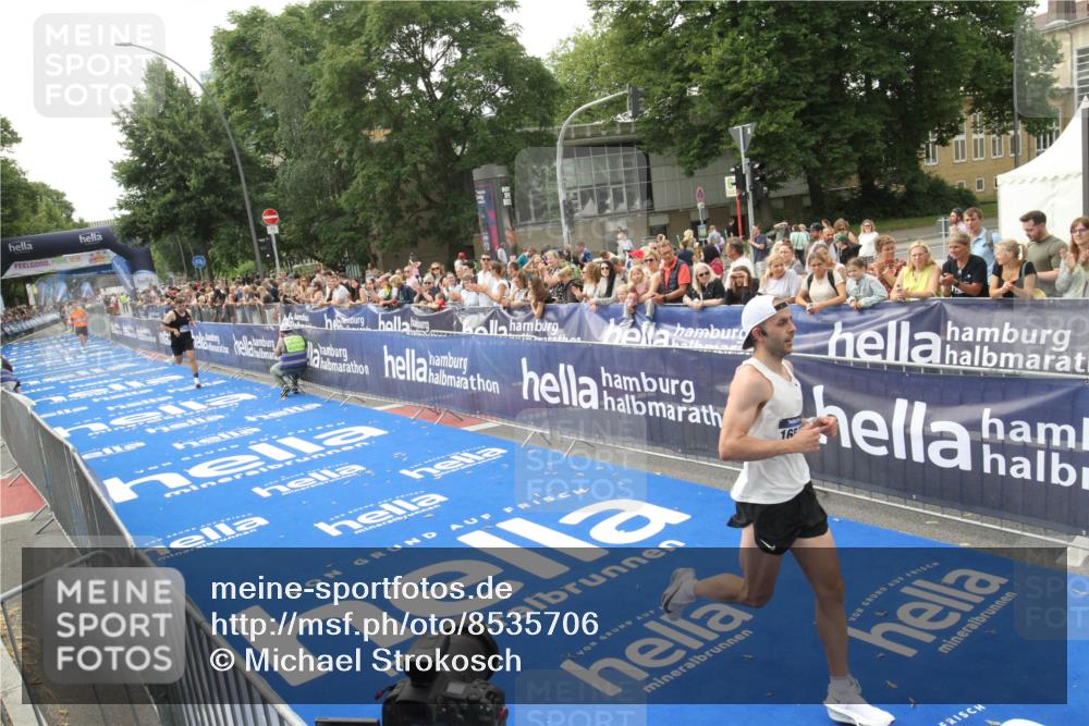 29.06.2025 - hella hamburg halbmarathon Michael Strokosch http://msf.ph/oto/8535706 29.06.2025 10:22:59 Ziel  meine-sportfotos.de