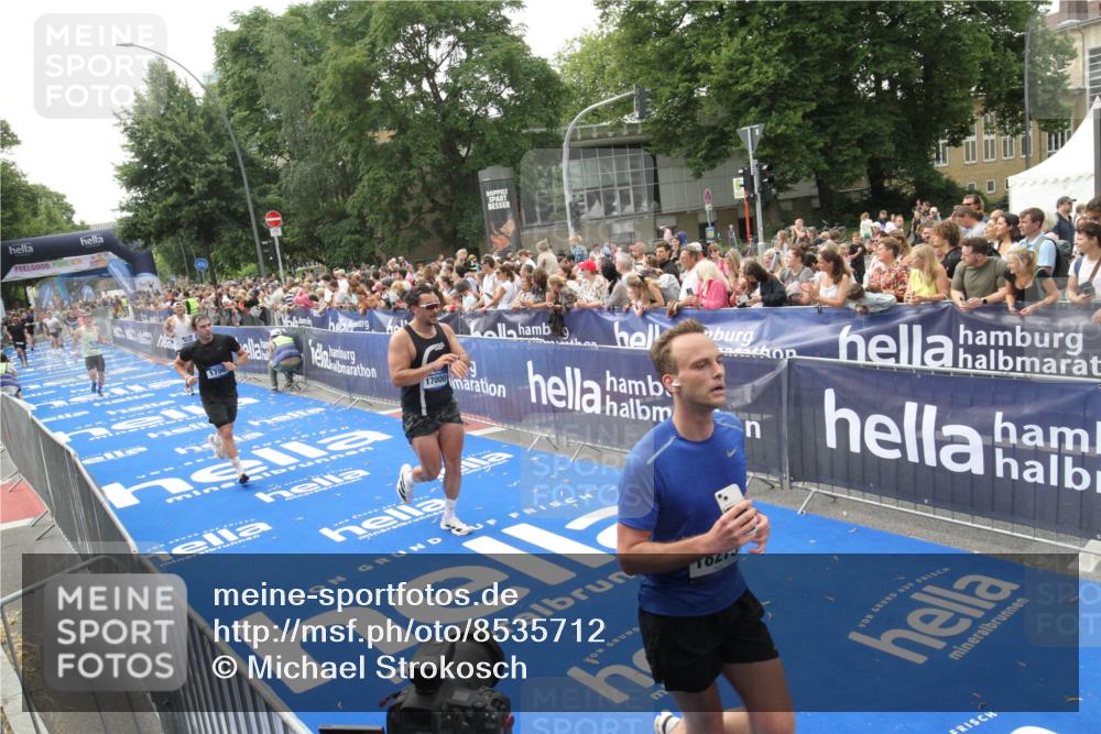 29.06.2025 - hella hamburg halbmarathon Michael Strokosch http://msf.ph/oto/8535712 29.06.2025 10:42:45 Ziel  meine-sportfotos.de